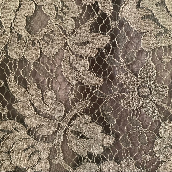 Olive green lace overlay mini skirt with side zipper and lining. - Picture 2 of 5